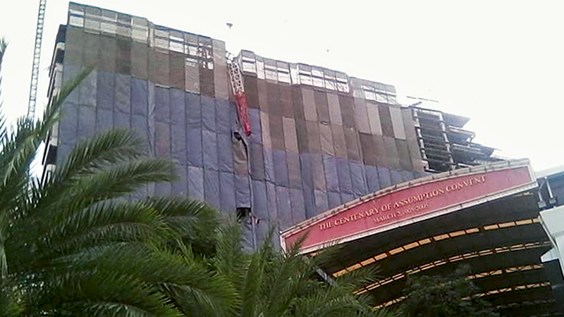 A collapsed construction crane above the all-girls Assumption Convent School after it caused part of a gymnasium roof to crash down on students. Photo: Krida Onnut / Facebook 