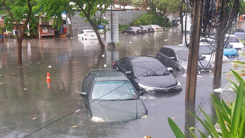 Rama IX was completely flooded last Friday when a monsoon overwhelmed the Bangkok’s defenses. Photo: PePo28081298/ Twitter