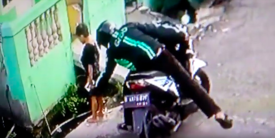 Motorcycle taxi driver snatches phone from boy peeing into drainage ...