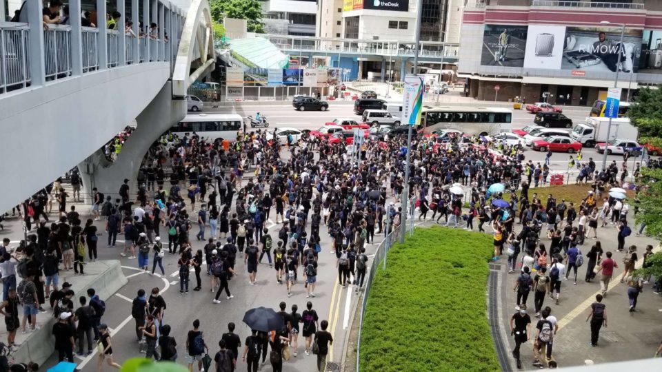 Protesters move onto Harcourt Road, in front of the LegCo this morning, as they demonstrate against a controversial extradition bill. Photo by Vicky Wong.
