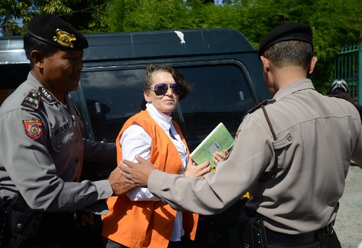 Kim Anne Alloggia, center,  arrives for her trial at Denpasar court in Bali on June 20, 2019. Photo: Sonny Tumbelaka / AFP 