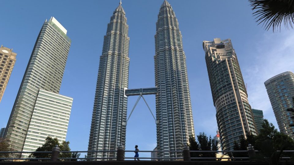 (FILES) File photo taken on June 28, 2013 of Malaysia’s landmark Petronas Twin Towers in Kuala Lumpur. – Argentinian-US architect Cesar Pelli, designer of the towers, passed away on July 19, 2019 at the age of 92. (Photo by Mohd RASFAN / AFP)