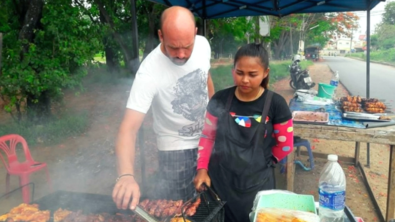 Maximilian Fernsebner sells chicken with his wife in Nakhon Ratchasima’s Pak Chong district. Image: Facebook