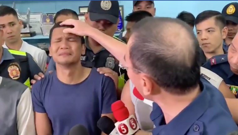 One of the suspects being berated by Major General Guillermo Eleazar. <i>Photo: DZMM/ABS-CBN News </i>
