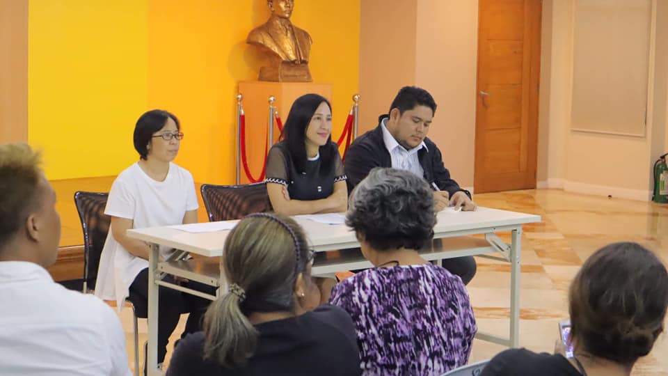 Quezon City Mayor Joy Belmonte speaking with members of urban poor groups. <i>Photo: Belmonte’s FB page. </i>