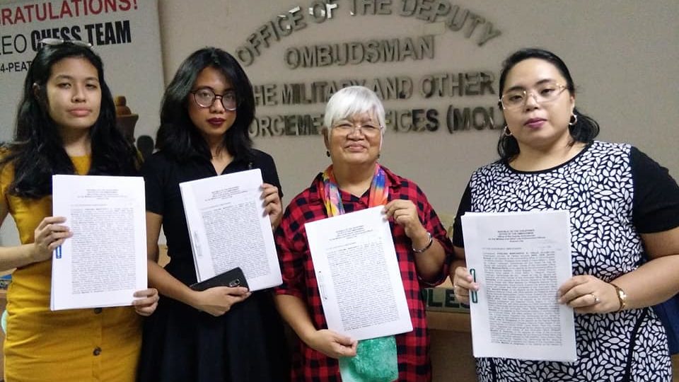 Margarita Valle (center) yesterday when she filed her complaint against the cops who mistakenly arrested her. <i>Photo: Kathy Panguban FB</i>