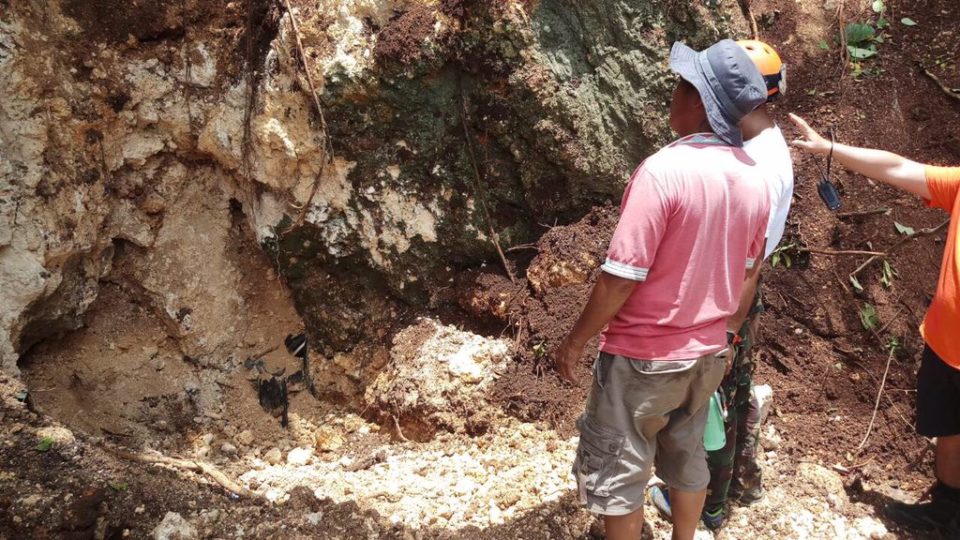 Rescuers at the entrance of the cave where the resident was found. Photo: Ron Gagalac/ABS-CBN News