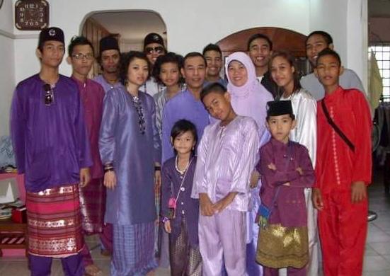 A photo of the whole family taken during Hari Raya celebrations. The third person from the left is a family friend. (Photo: Sahri Jumaat)