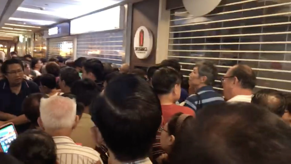 Screenshot of a video circulating on WhatsApp showing crowds waiting outside a Huawei outlet. 