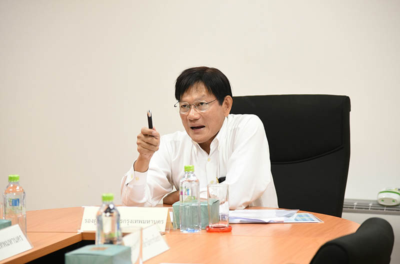 Former Deputy Bangkok Gov. Jakkapan Phiewngam discusses his favorite pen in a file photo. Photo: NNT