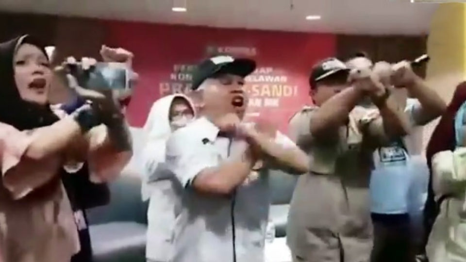 Supporters of Prabowo Subianto and Sandiaga Uno rejecting a statement saying they accepted President Joko Widodo’s re-election victory. Screenshot: Youtube