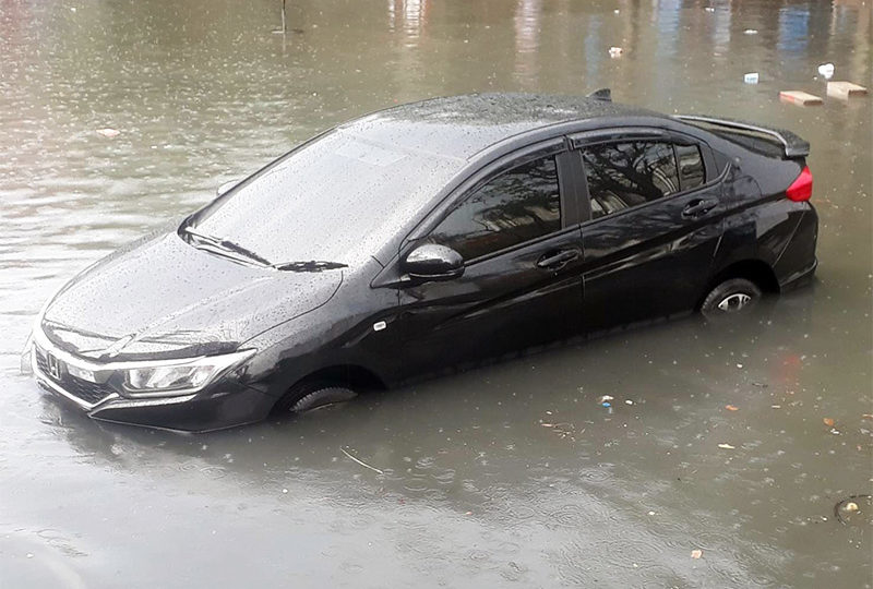 Oh noes! Before paddling off for help, stranded motorists can get free help 24/7 in Bangkok. Photo: Ruamduay / Facebook