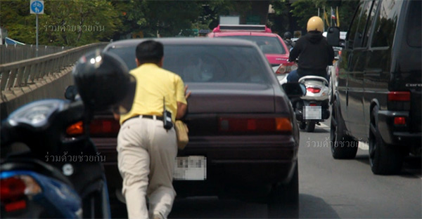 Sometimes we all need a helpful push in the right direction. Photo: Ruamduay / Facebook