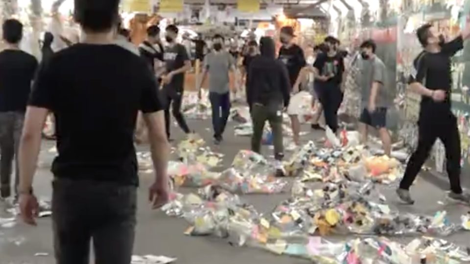 Hundreds of people wearing face masks were spotted tearing down Post-It notes from the Tai Po Lennon Tunnel in the early hours of this morning. Screeengrab via Apple Daily video.