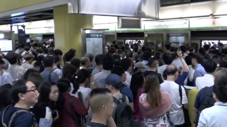 Commuters on a platform at Tiu King Leng MTR station. Screengrab via Facebook/RTHK.