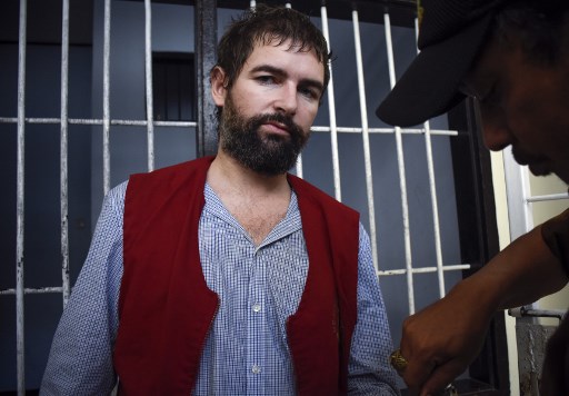 This file picture taken on May 20, 2019 shows Frenchman Felix Dorfin being escorted back to prison after he was sentenced to death by a court in Mataram on the resort island of Lombok. Photo: Arsyad Ali / AFP 