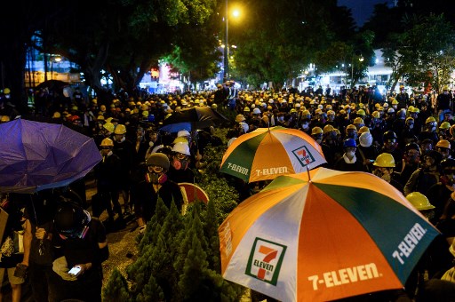 A group of protesters gather on Nathan Road in Tsim Sha Tsui district in Hong Kong on August 3, 2019, in the latest opposition to a planned extradition law that has quickly evolved into a wider movement for democratic reforms. – Hong Kong riot police fired repeated tear gas rounds on July 3, 2019 evening at pro-democracy protesters in a popular tourist district, during the latest violence to rock the global finance hub despite increasingly stern warnings from China. (Photo by Philip FONG / AFP)