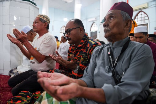 People and some members of the Malaysian search and rescue team (C) attend the Friday prayer dedicated for the safety and recovery of the missing 15-year-old Franco-Irish girl Nora Quoirin at a mosque near the search and rescue area in Seremban on August 9, 2019. – Malaysian officials played recordings of a Franco-Irish teen’s mother over megaphones on August 9 the sixth day of a desperate hunt for the schoolgirl who disappeared from a rainforest resort, police said. (Photo by Mohd RASFAN / AFP)