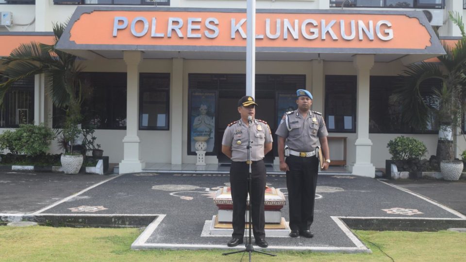 Police officers in front of the Klungkung Police station. Photo: Polres Klungkung / Facebook