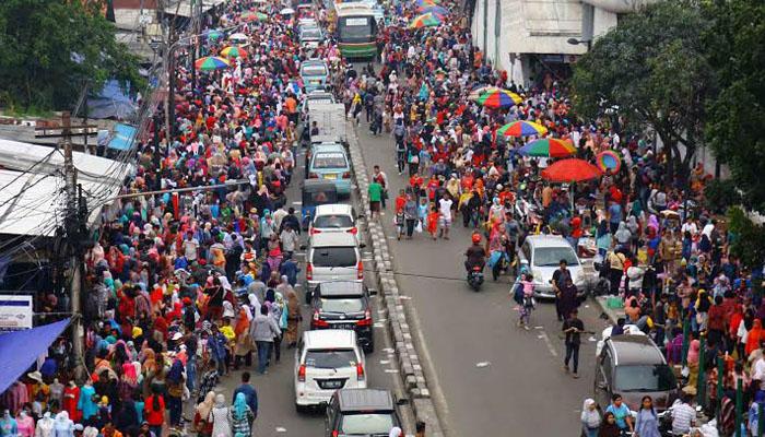 Street vendors in Tanah Abang. Photo: @satuindonesia.id / Instagram