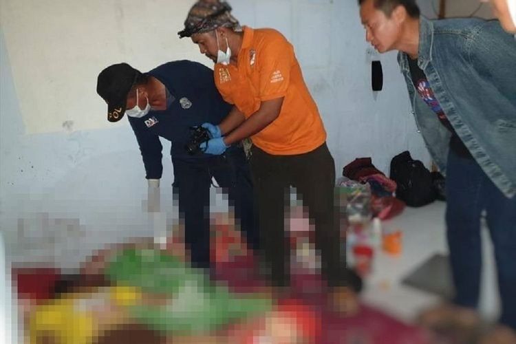 Police officers in Madiun investigating the murder of Darwin Susanto, who was found dead on Sunday night. Photo: Polres Madiun)
