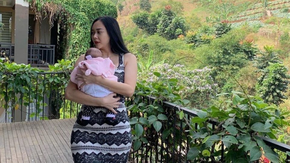 Indonesian singer/actress Aura Kasih holding her 2-month-old daughter Arabella. Photo: Instagram/@aurakasih