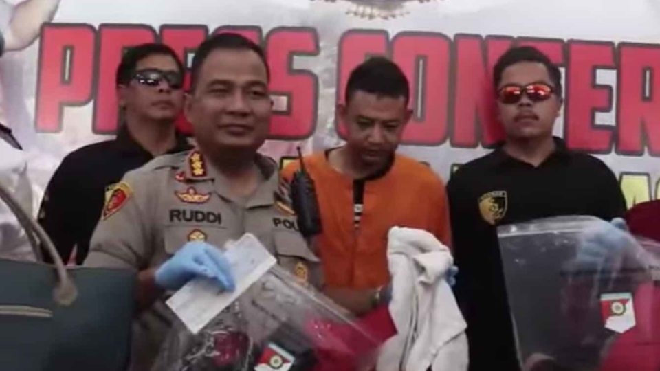 Bagus Putu Wijaya, in orange jumpsuit, at the Denpasar Police on August 12. Photo: Polresta Denpasar / Facebook