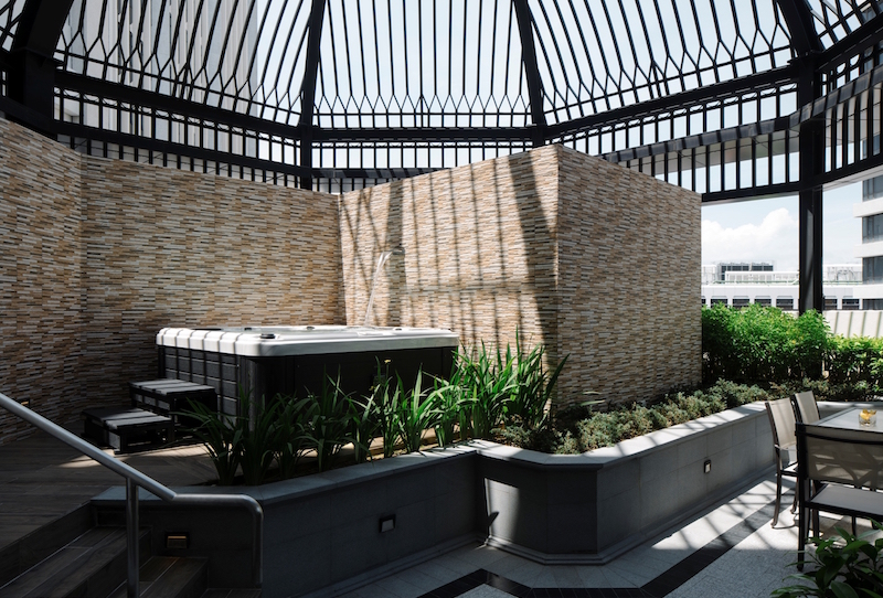 Coleman Suite outdoor garden and jacuzzi. Photo: Grand Park City Hall