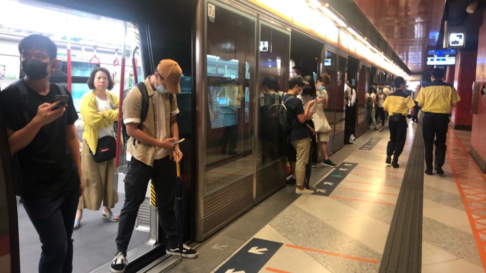 Protesters block train doors at Lai King MTR station this morning. Photo by Iris To.