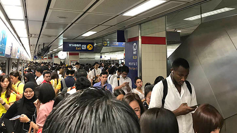 Commuters wait at MRT Phra Ram 9. Photo: @Puzzleploy / Twitter