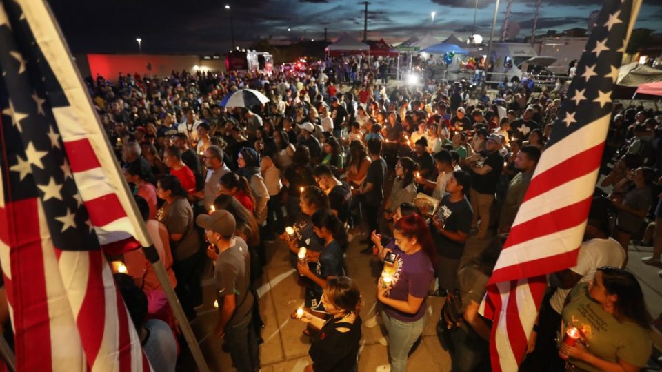 People attend a candlelight vigil at a makeshift memorial honoring victims of a mass shooting which left at least 22 people dead, on August 7, 2019 in El Paso, Texas. Photo: Mario Tama/Getty Images/AFP