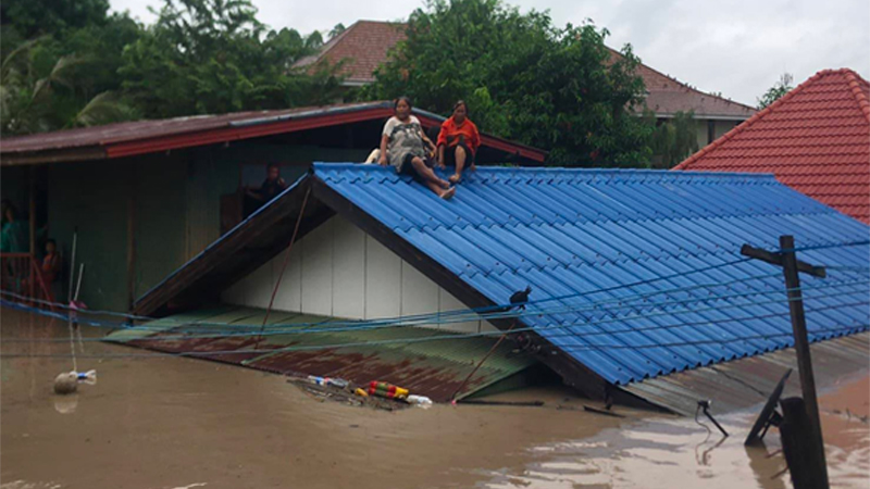 Citizens were stranded atop homes inundated with over flood water today in Northeaster Thailand.
Photo: Radioloei / Twitter