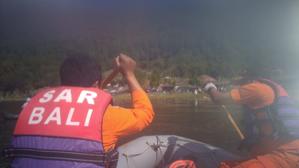 The search and rescue team from Basarnas Bali used a rubberboat to transport Wayan Sukarsas body to the shore. Photo: Basarnas Bali