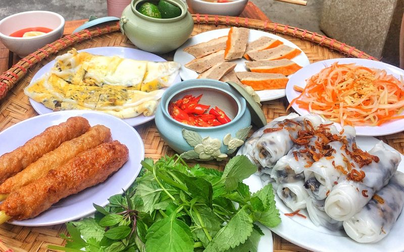 Banh cuon (lower right hand corner) with all its usual buddies. Photo via foodpanda.vn