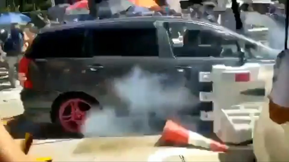 A car slams through a barricade erected by protesters in Yuen Long this morning. Screengrab via Twitter.