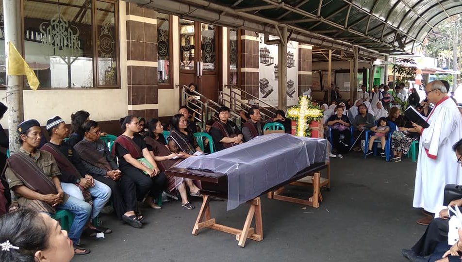 A Christian funeral being held in mosque grounds in Central Jakarta. Photo: Facebook/Jeferson Goeltom