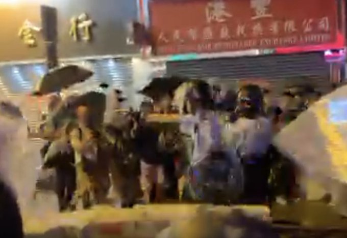 Hong Kong police officers pointing their guns at protesters on Aug 25, 2019. Photo: Twitter / Courtesy @HongKongHermit