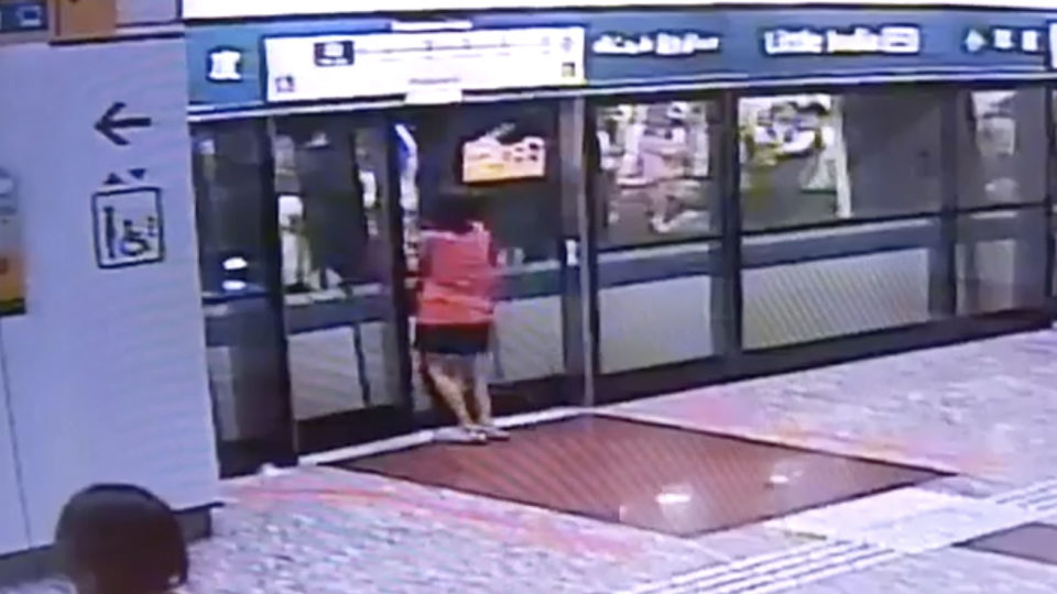 Screenshot of viral video showing woman caught between doors at Little India station. (Photo: All Singapore Stuff/fb)