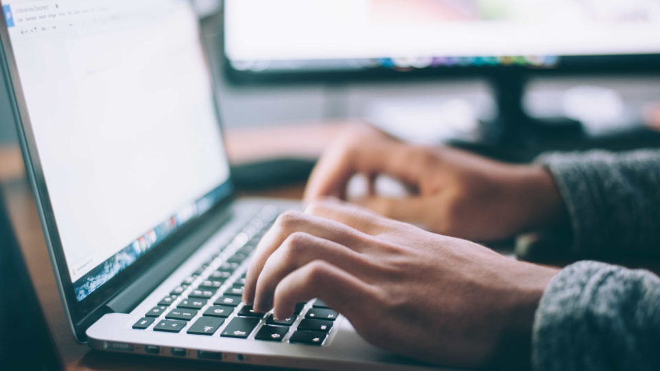 MacBook Pro. (Photo: Glenn Carstens-Peters/Unsplash)