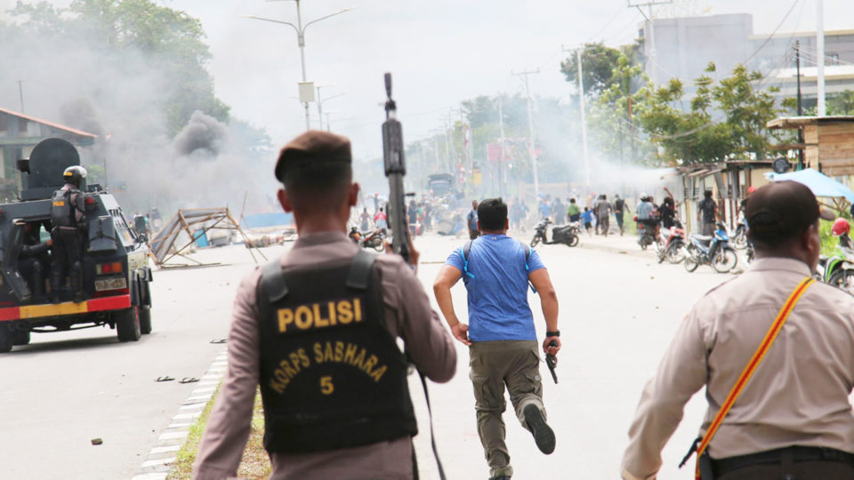 Indonesian policemen disperse protesters in Timika, Indonesia’s restive Papua province, on August 21, 2019.
SEVIANTO PAKIDING / AFP