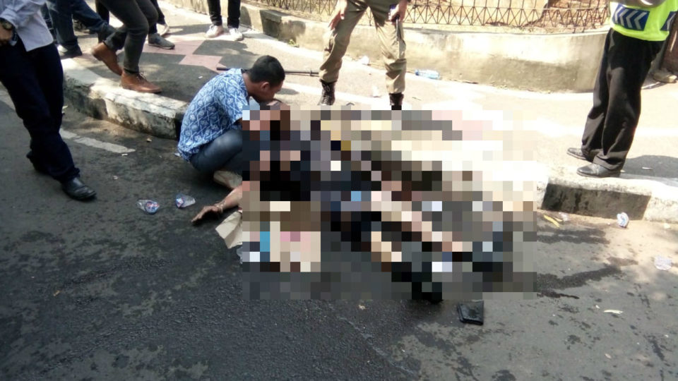 A police officer lying on the road after fire engulfed his entire body during a student riot in Cianjur, West Java on August 15, 2019. Photo: Twitter