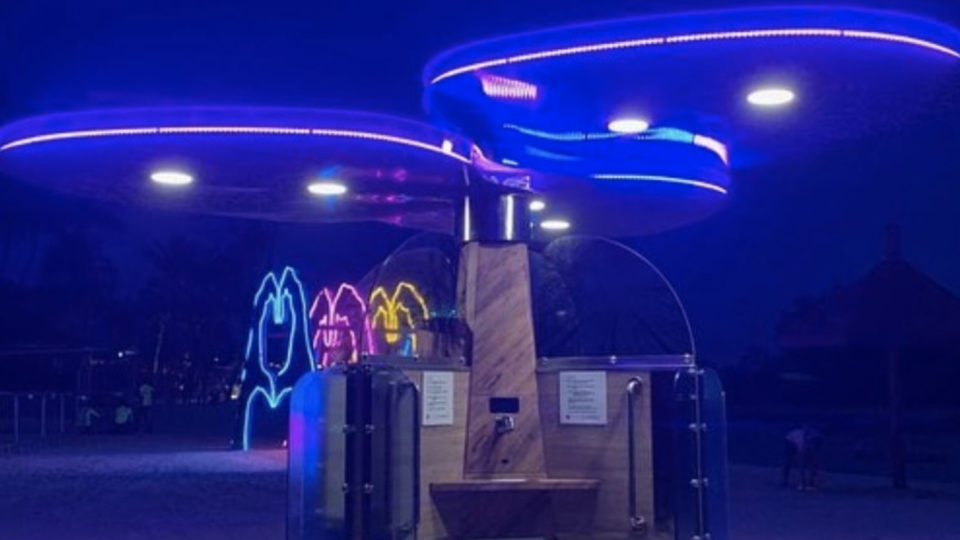 The No Fry Zone kiosk when it lights up at night. (Photo: Instagram/@nofryzonesss)