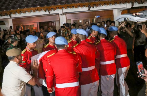 Indonesia’s presidential honorary guard officers carry a coffin of former President B.J. Habibie in Jakarta, on September 11, 2019. – Habibie has died at the age of 83 after suffering from heart failure, it was reported on September 11, 2019. (Photo by KHARISMA / AFP)