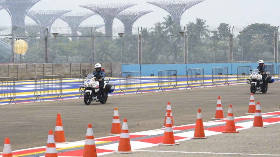 Mounted police ride on the race track of Formula One Singapore Grand Prix night race as haze blankets Singapore on September 18, 2019. – Air quality worsened in Singapore days before the city’s Formula One race, as toxic smog from Indonesian forest fires engulfed the region. (Photo by Mladen ANTONOV / AFP)
