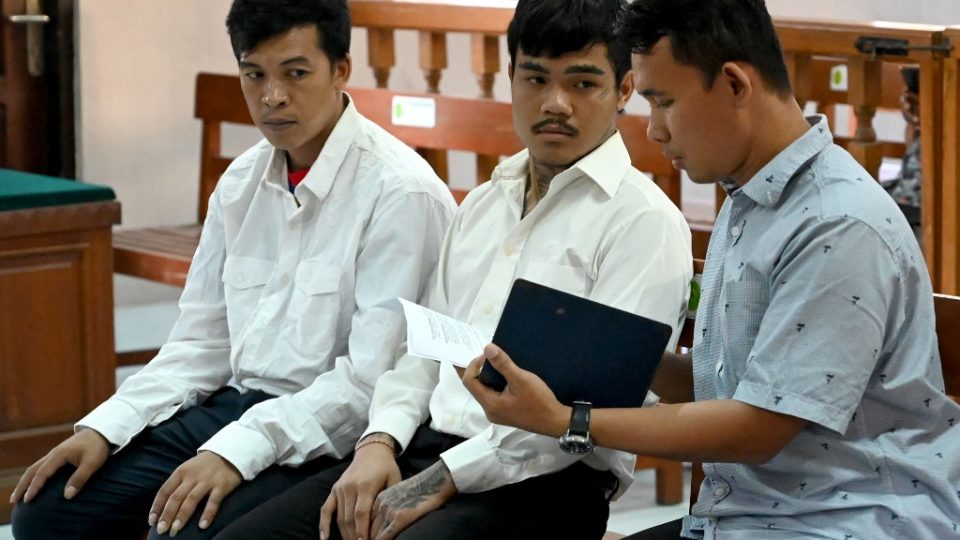 Thai nationals Prakob Seetasang (L) and Adison Phonlamat (C), accused of smuggling drugs, attend their hearing at the Denpasar court. Photo: AFP/Sonny Tumbelaka