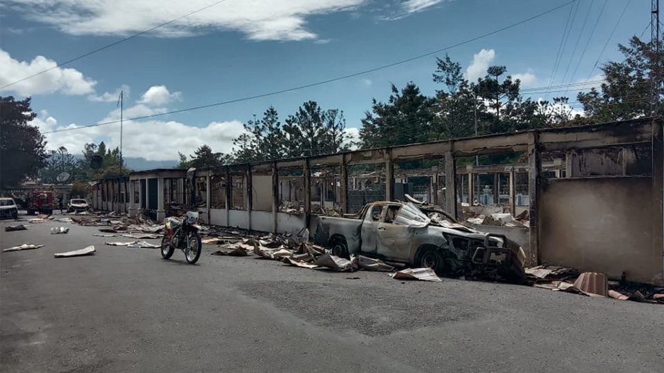 Burnt out shops are pictured along a street in Wamena on September 24, 2019, where hundreds had demonstrated and burned down a government office and other buildings the day before. – More than two dozen people have died in riots in Indonesia’s restive Papua region, authorities said on September 24, as thousands fled to shelters following violence that saw civilians burned alive in buildings set ablaze by protesters. (Photo by Vina Rumbewas / AFP)