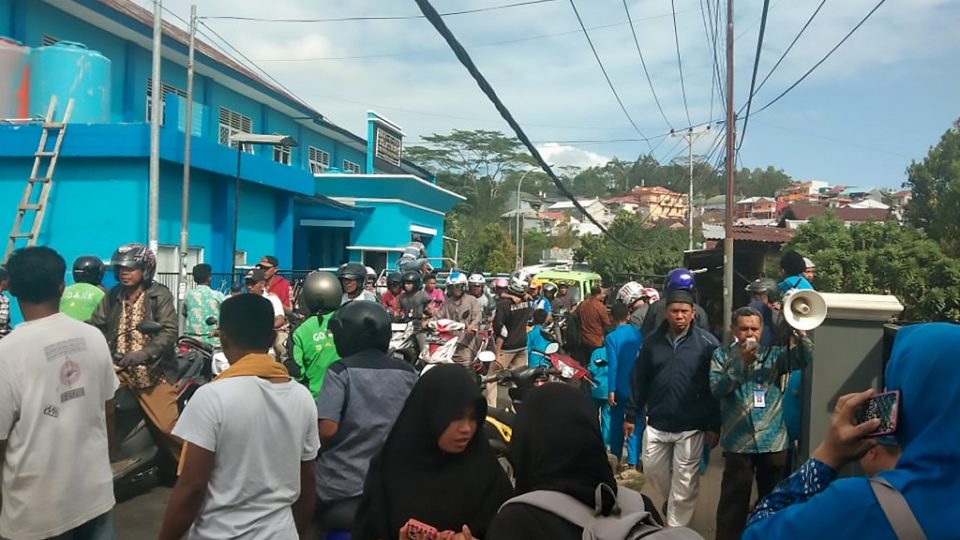 People gather outdoors at Batu Merah village in Ambon, Indonesia’s Maluku islands, following a 6.5-magnitude earthquake on September 26, 2019. Photo: Yusnita / AFP