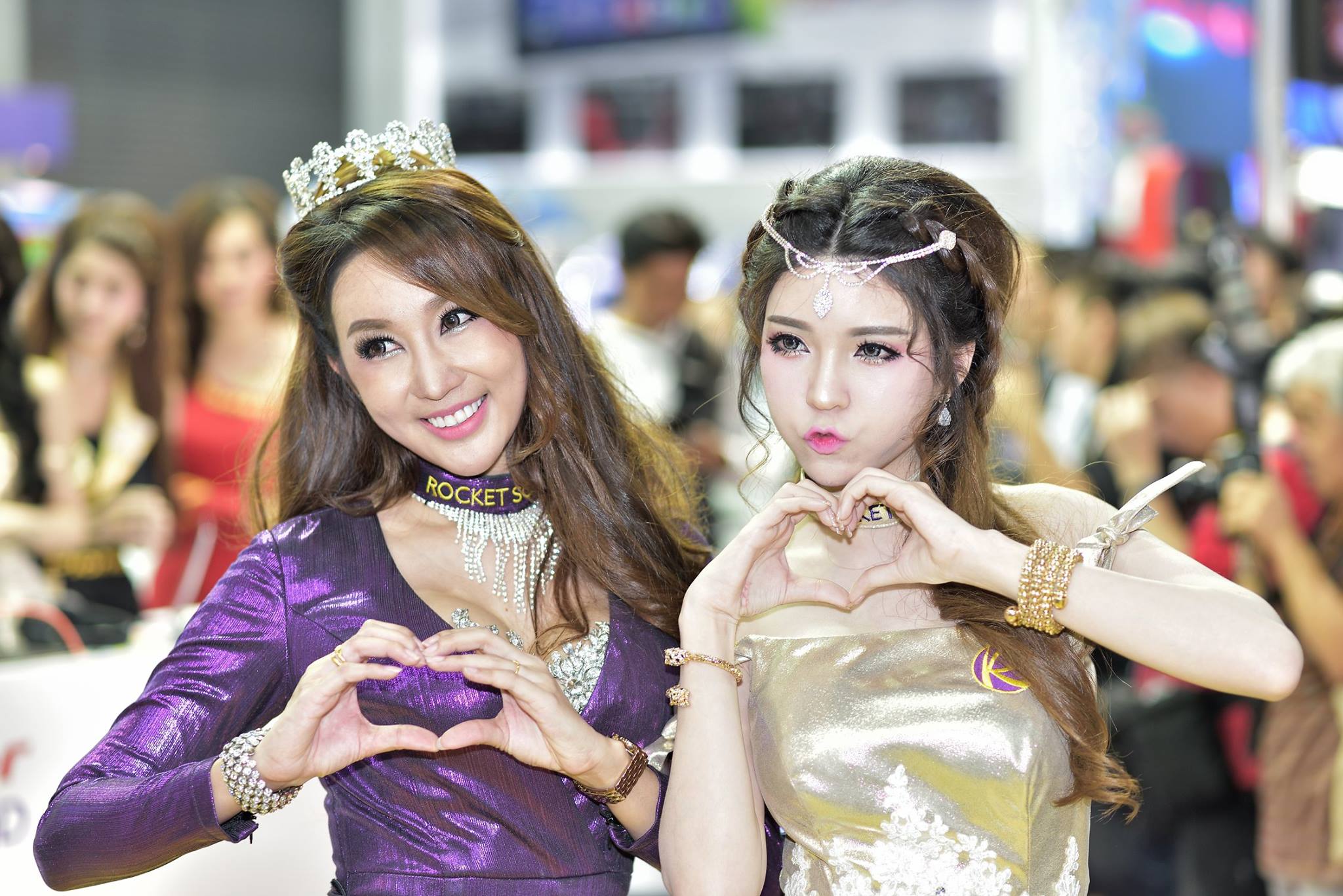 Naraporn and a fellow pretty at a motor show in 2017. Photo: Attawut Sriyapai / Facebook 