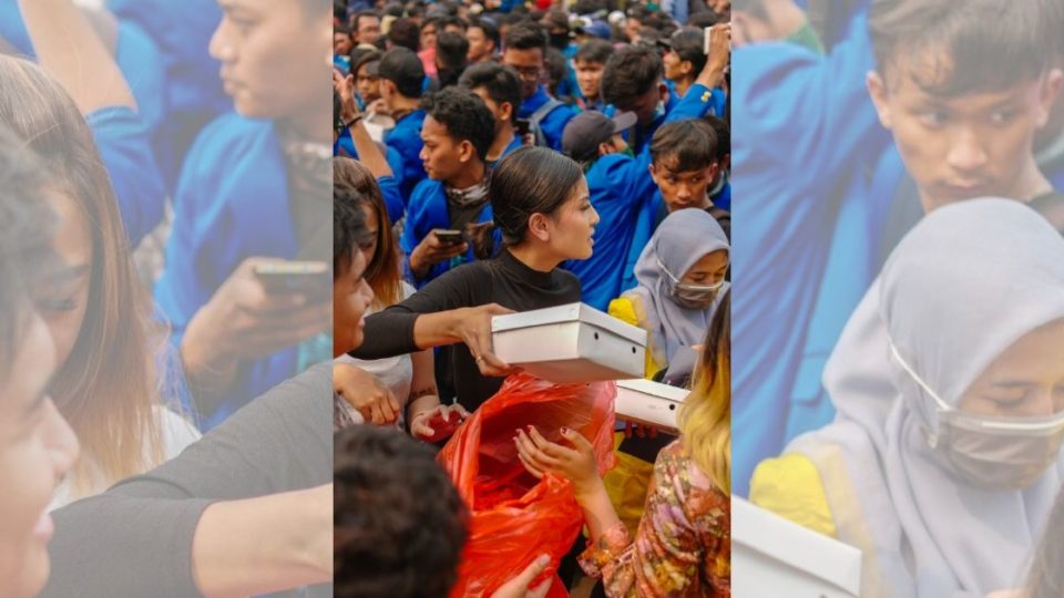Yesterday afternoon, influencer Karin Novilda AKA Awkarin brought 3,000 lunch boxes to student protesters outside the House of Representatives (DPR) compound in Senayan, Central Jakarta. Photo: Instagram/@awkarin
