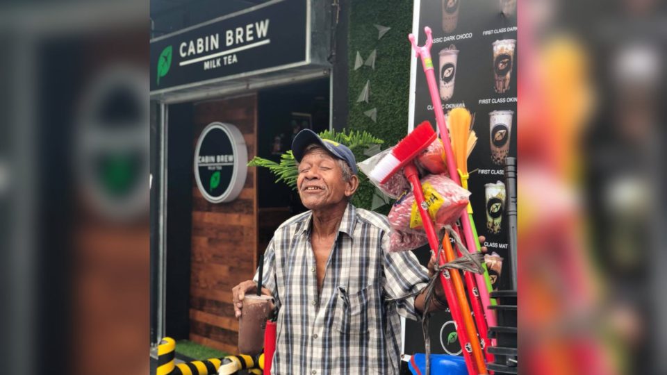 Teban, the street vendor. <i>Photo: Julio Mallari</i>
